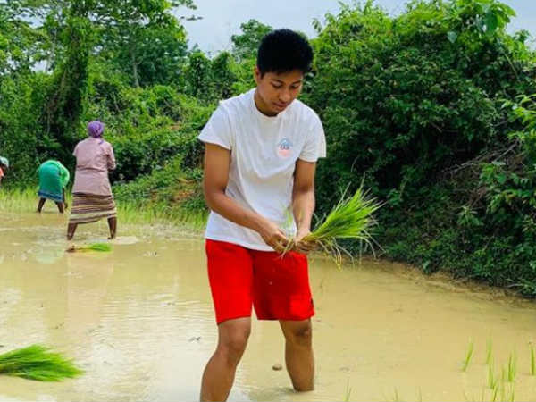 నాట్లేస్తున్న స్టార్ బాక్సర్..