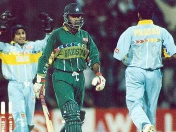 చేతి వేళ్లతో సైగలు చేశాడు: