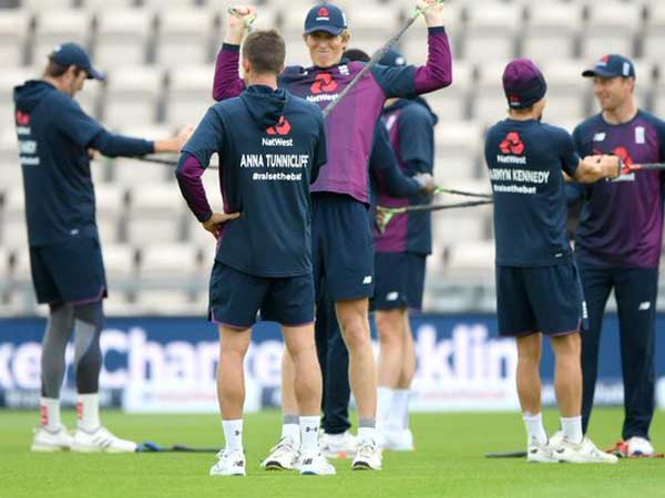 ఖాళీ మైదానాలు.. బోసిపోయిన స్టాండ్స్‌: