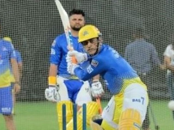 సిక్సర్ కొట్టిన ధోనీ.. సీటి కొట్టిన రైనా..