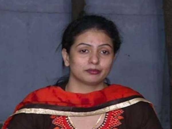 కూతురితో ఒంటరిగా ఉంటున్నా..