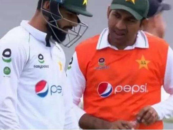  డ్రింక్స్, బూట్లు మోసిన సర్ఫరాజ్..