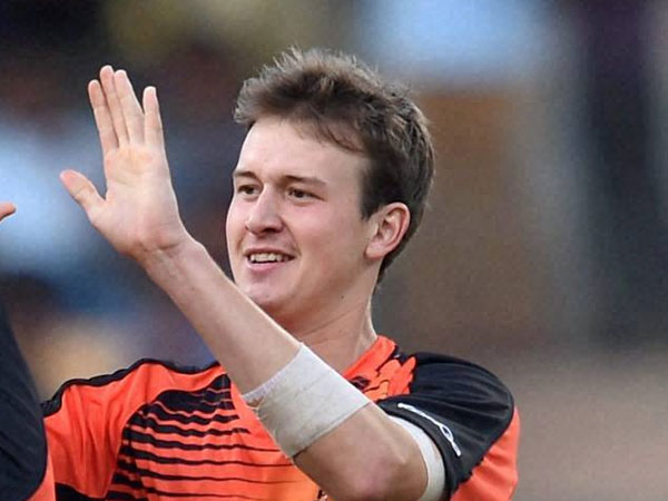 బంతిని ఆపే క్రమంలో..