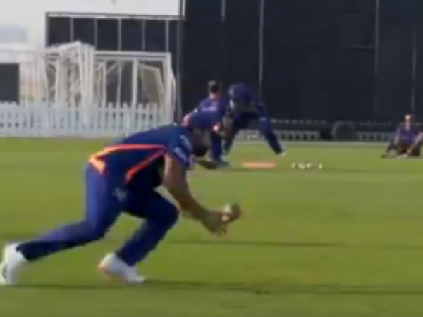 డైవ్‌చేస్తూ అద్భుతమైన క్యాచ్ పట్టిన రోహిత్‌:
