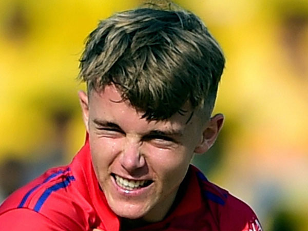 మిగతా ఆటగాళ్లతో కలిసి ప్రయాణం