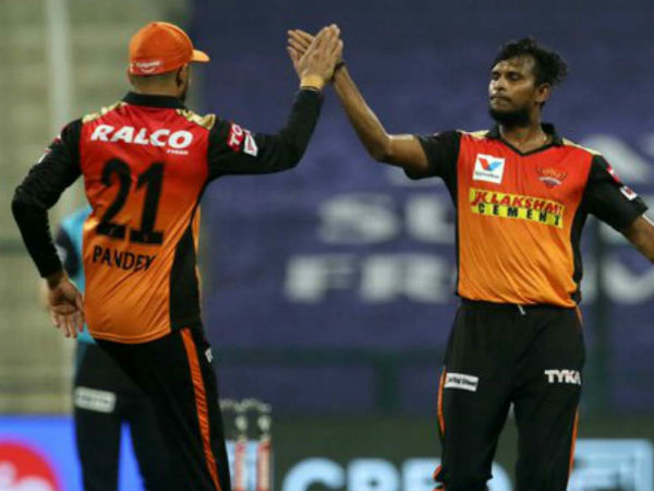 రెండు వికెట్లు తీసిన నట్టూ..