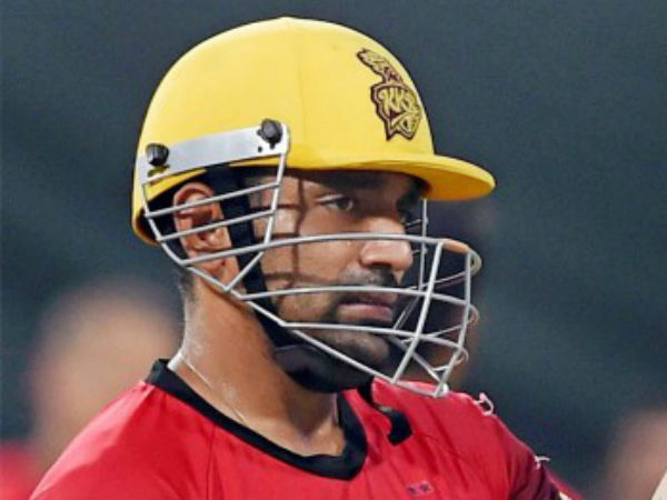  ఉమ్మి రాస్తూ దొరికిపోయిన ఊత‌ప్ప: