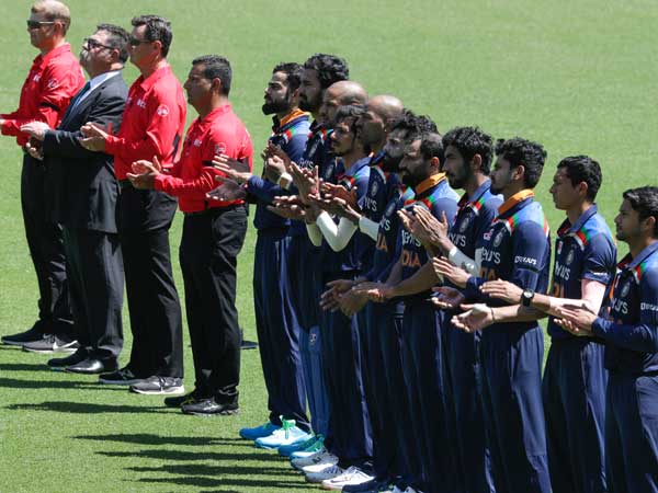 రెట్రో డ్రెస్‌లతోనే