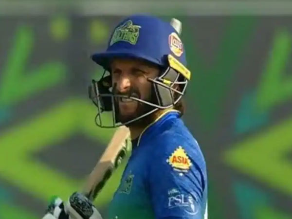 సిక్సర్ ఔట్..