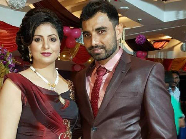  ఫ్యాన్స్‌ను రెచ్చగొడుతూ..