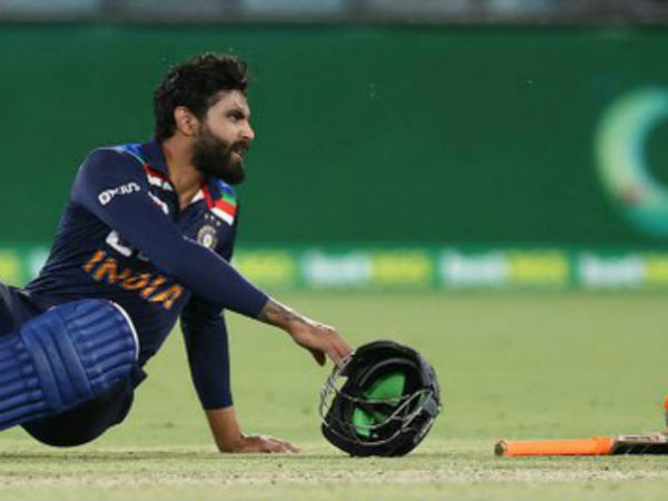 హెల్మెట్‌కి తాకిన బంతి: 