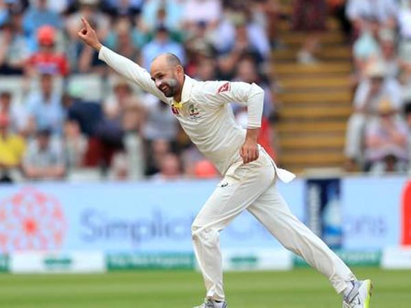  10 సార్లు లైయన్‌ బౌలింగ్‌లోనే