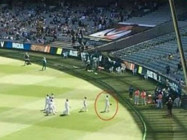  వినూత్న రీతిలో గౌరవం: