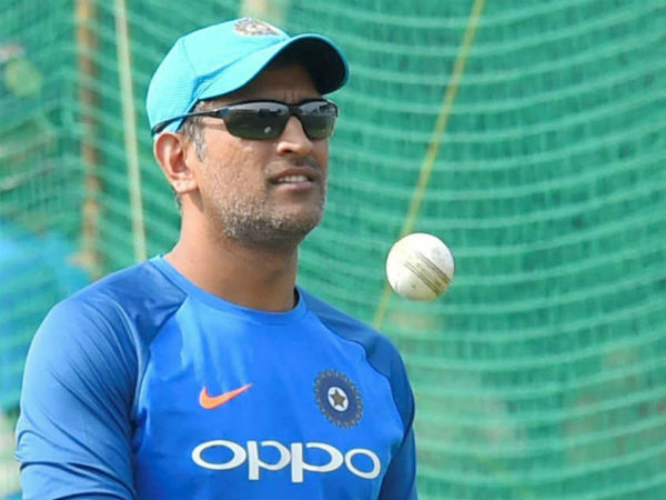 రికార్డు సృష్టించిన ధోనీ రిప్లే: