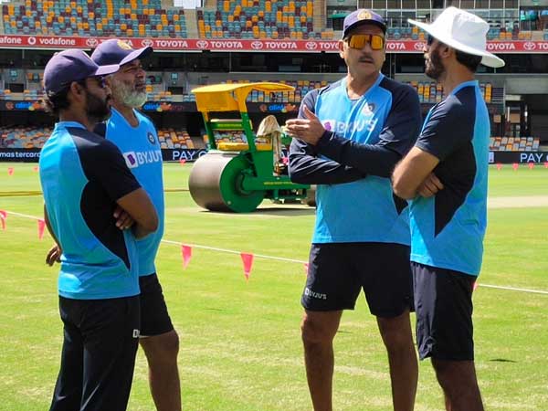 ఫైవ్ స్టార్ ఖైదీల్లా..