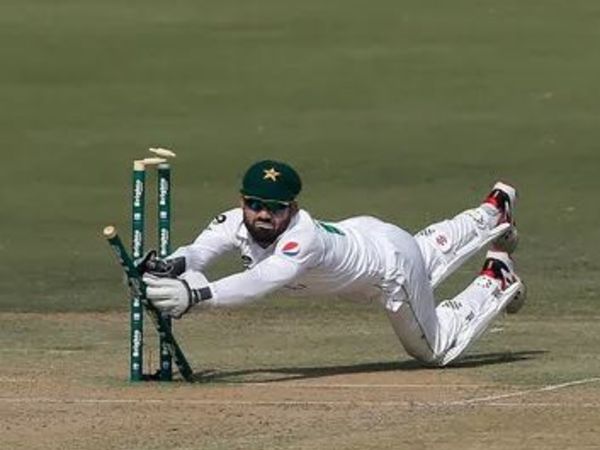  డైవ్ చేస్తూ వికెట్లని గీరాటేశాడు: