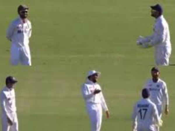  నవ్వుకున్న రోహిత్, పుజారా: