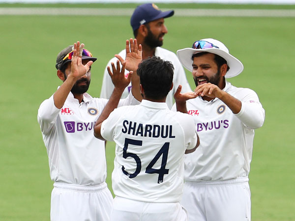 బ్యాటింగ్ చేస్తున్నట్లు పోజు