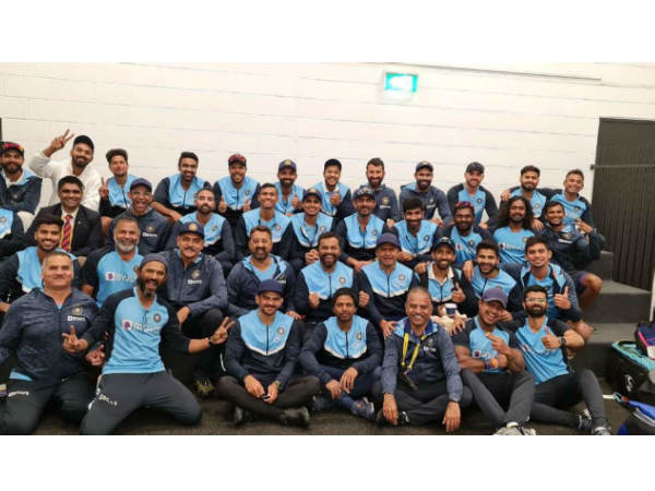  రెస్టారెంట్‌కు వెళ్లిన క్రికెటర్లు: