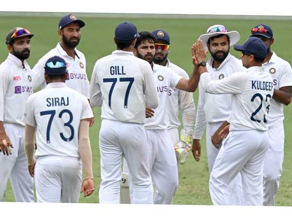 ఒకే ఓవర్‌లో రెండు వికెట్లు