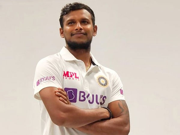 బ్యాట్స్‌మన్‌ను కంగారు పెట్టాడు