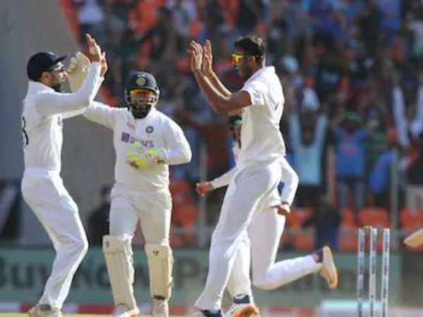 అక్షర్ అదరహో..