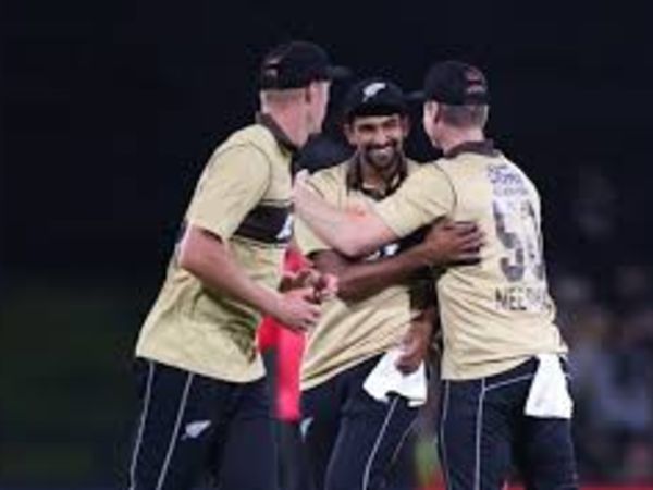 కివీస్ బౌల‌ర్లు జ‌ల‌క్: