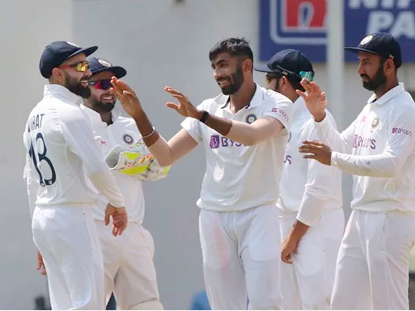 మూడో బౌలర్‌గా రికార్డు