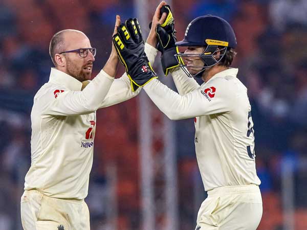 తెరవెనుక చర్చించుకుంటాం