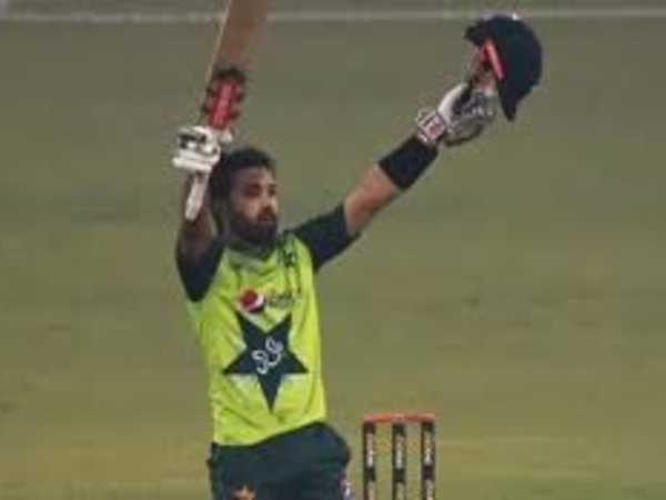  పాకిస్థాన్ తరఫున తొలి వికెట్ కీపర్‌గా: