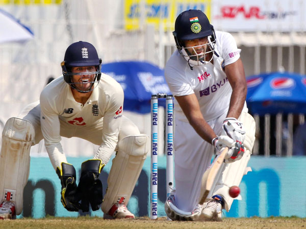 బిగ్గరగా అరుస్తూ సంబరాలు