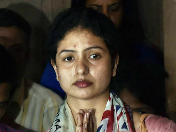 ఛీర్ గర్ల్‌‌గా పరిచయం..