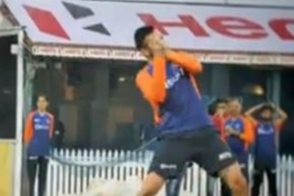 India vs England: Virat Kohli imitates MS Dhoni’s legendary helicopter shot during practice hours India vs England: Virat Kohli imitates MS Dhoni’s legendary helicopter shot during practice hours