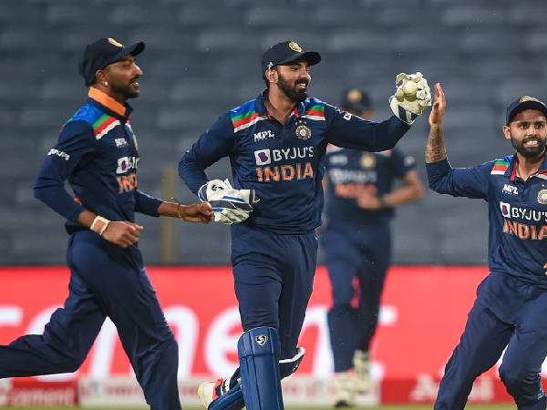 కుల్దీప్‌, కృనాల్ ఔట్‌: