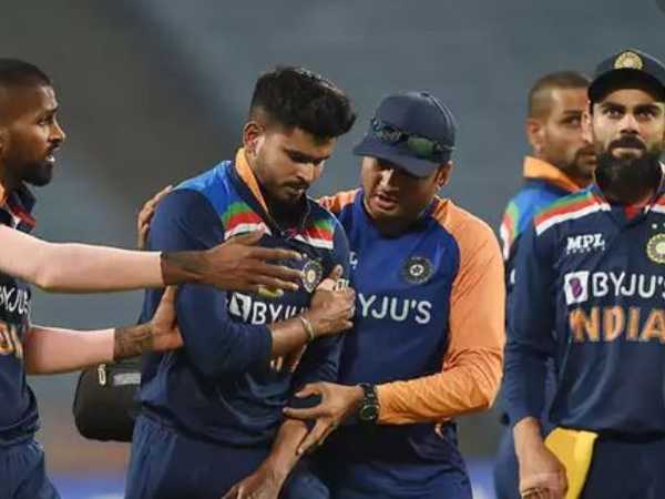 ఫీల్డింగ్ చేస్తూ: ఫీల్డింగ్ చేస్తూ: