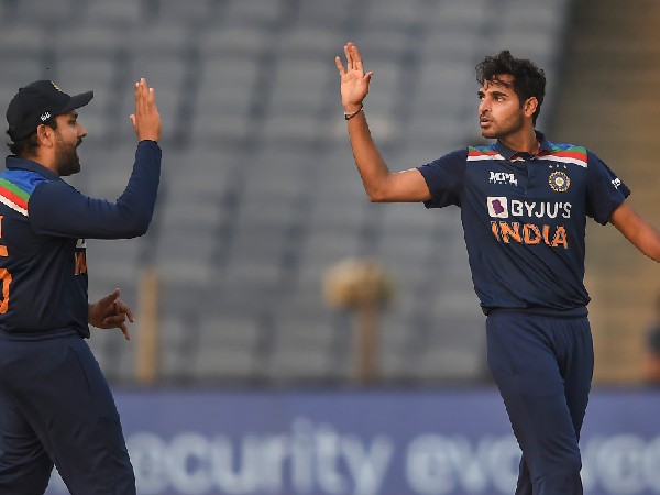 దెబ్బతీసిన భువీ..