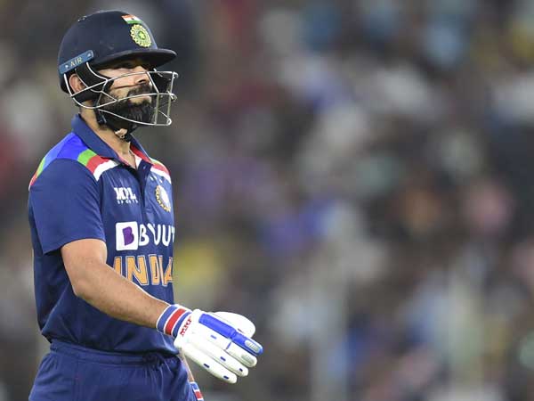 కోహ్లీపై డకౌట్‌ ట్వీట్‌