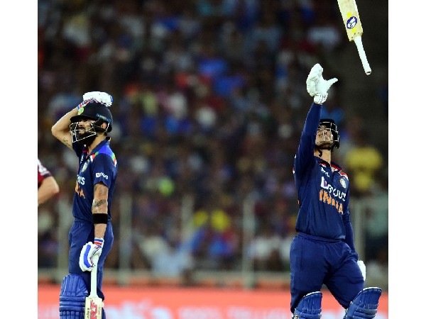 అరంగేట్రంలోనే అర్ధ సెంచరీ: