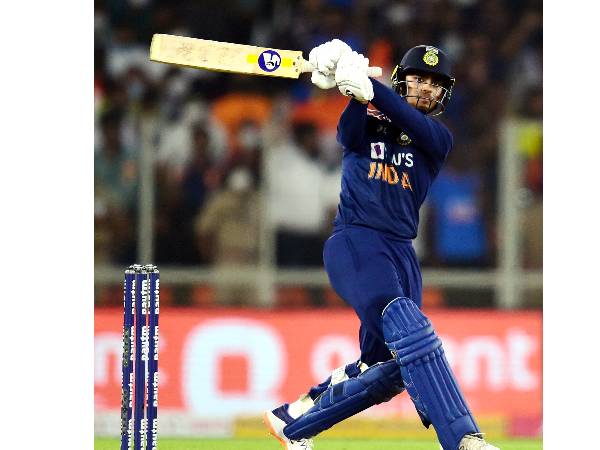 వరుసగా రెండు సిక్సర్లు బాది: