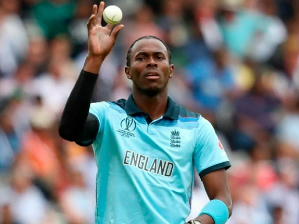 మోచేతి గాయంతో: