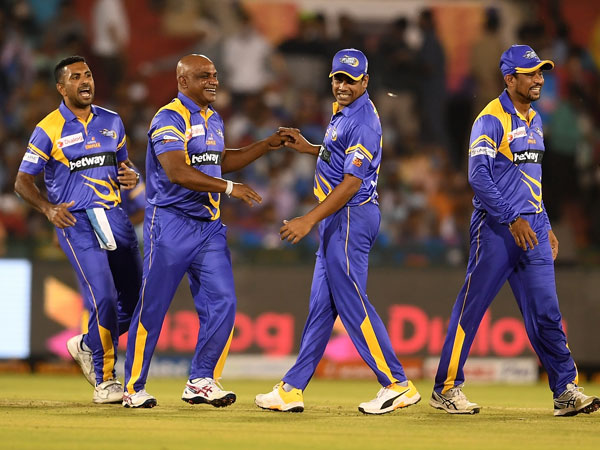 చివర్లో తడబడిన లంక..