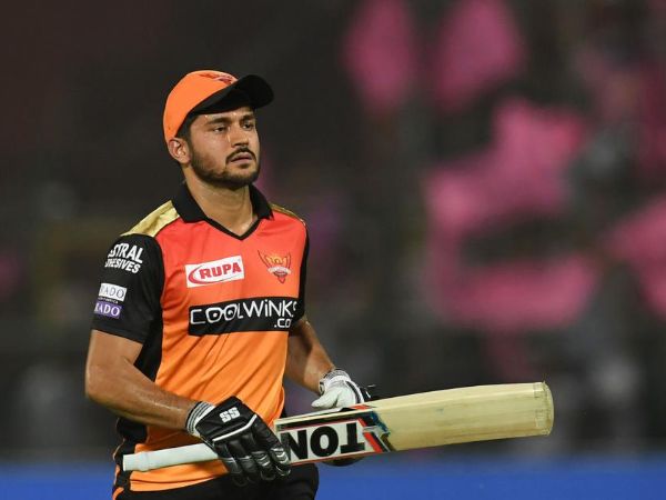  కత్తి పట్టుకొని పరుగెత్తుతున్న పాండే: