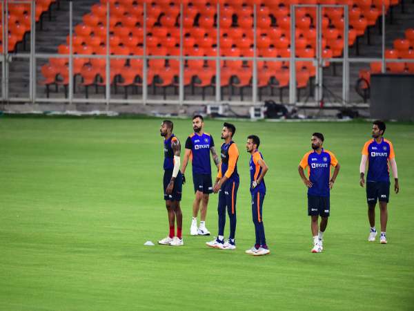 అంతా కొట్టేవాళ్లే