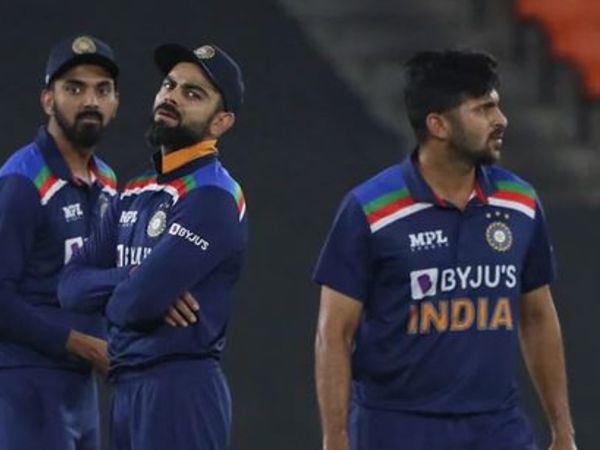  కోహ్లీని తప్పుబడుతున్న నెటిజన్లు..