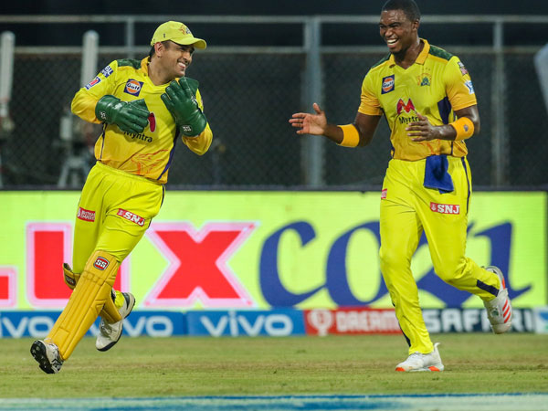 మెరిసిన అలీ, ధోనీ