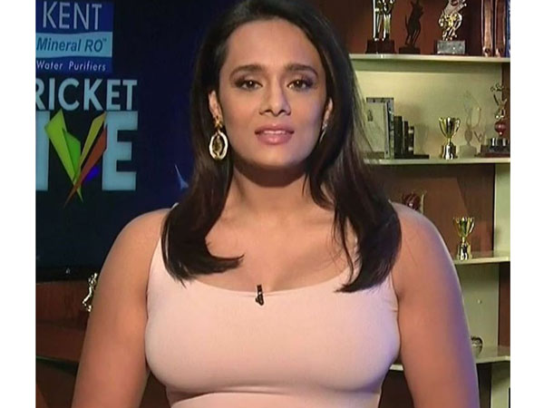 గ్లామ్ డాల్ దూరం..