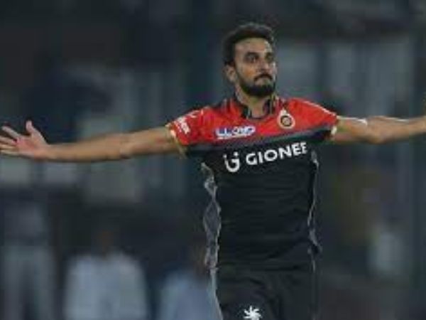 కట్టుదిట్టంగా బౌలింగ్..