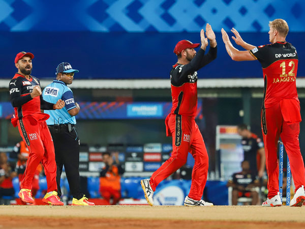 ఒకే ఓవర్లో మూడు వికెట్లు