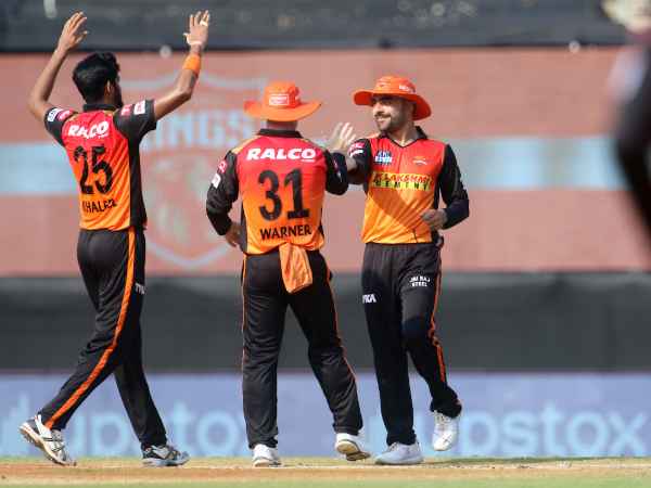 కింగ్స్‌ బ్యాట్స్‌మెన్‌ను వణికించిన రషీద్: