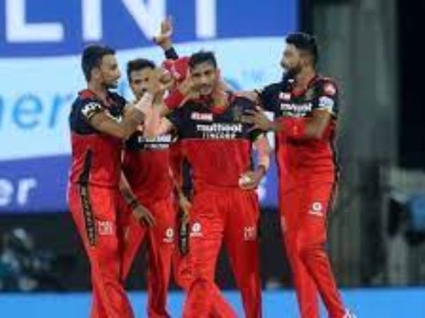 చేజేతులా.. చేజేతులా..